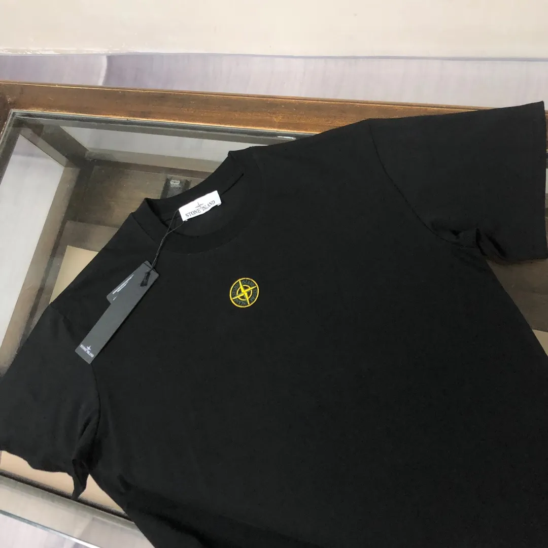 P150 A🍃Stone Island 2025 latest T-shirt, couple style ~ original order, fashionable and casual short T-shirt, specially made of customized cotton fabric ~ 100% cotton T-shirt ~ pre-washed to prevent deformation and shrinkage problem, more comfortable and breathable on the body ~ All available from stock ~ unique design style, trendy must-have item, complete with three standards 👍 Color: black/white/dark gray/coffee Size: S M L XL (larger version, please state your height and weight when placing an order)